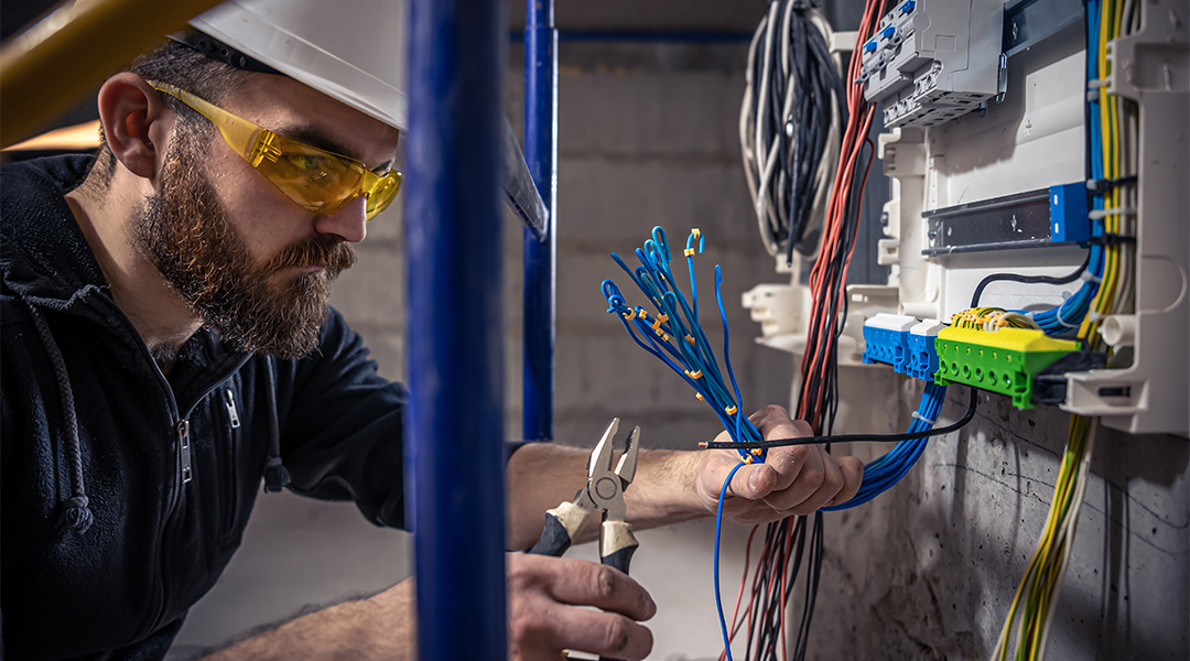 How to Secure Projects as an Electrical Commercial Contractor 